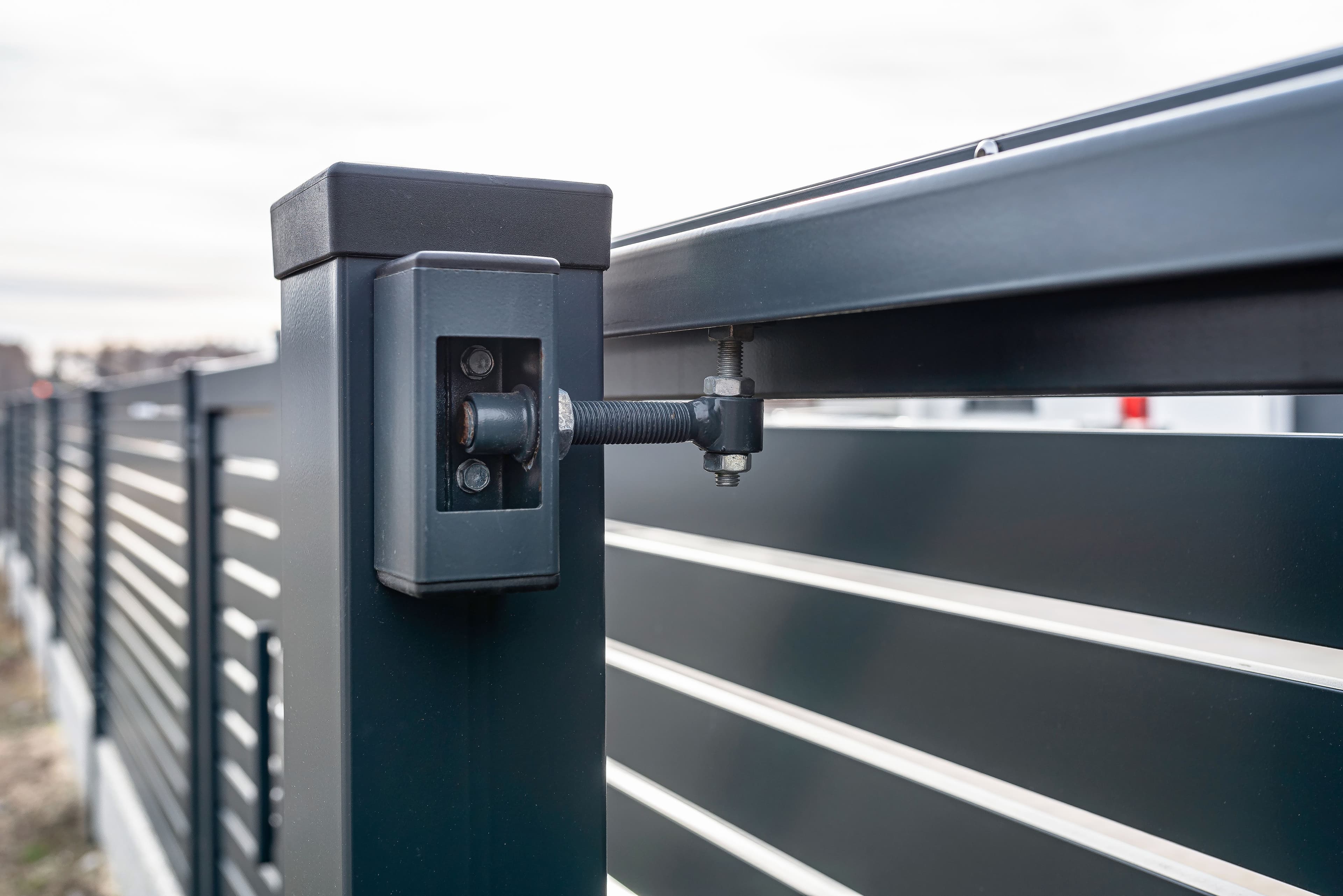 Automatic Gates in Cold Weather: Complete Guide to Motor Adjustment, Maintenance and Prevention for Condominiums