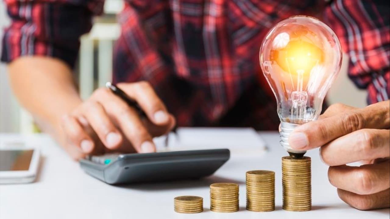 Geladeira, ar-condicionado e pisca-pisca: como síndicos e gestores podem enfrentar os vilões energéticos do verão